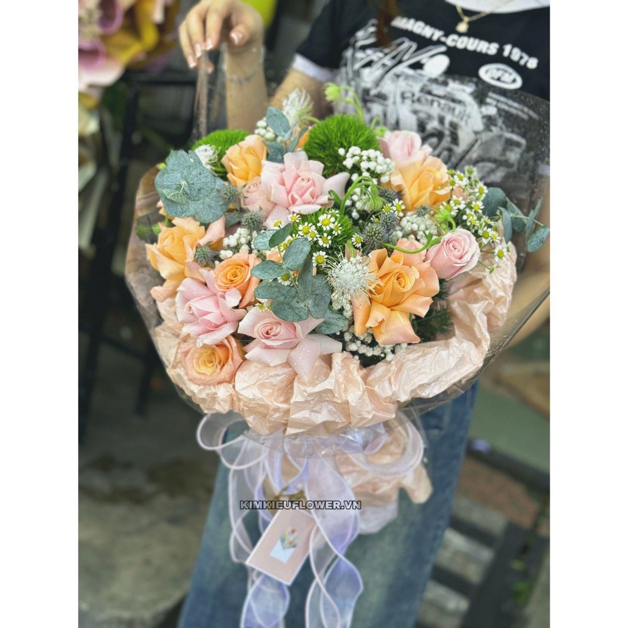 Bó hoa tone shimmer kết hợp với Green Wicky cùng với kiểu giấy gói bóng kính đơn giản